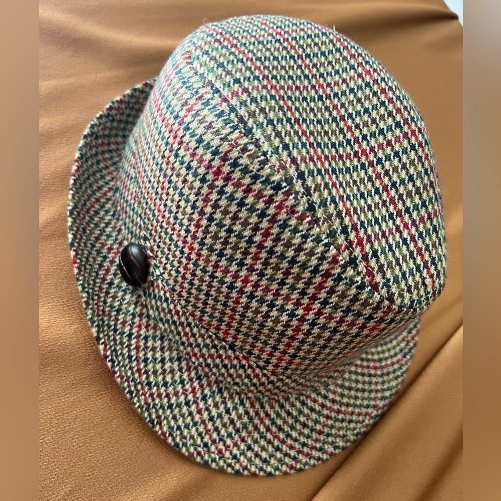 Herringbone hat with brown leather details.